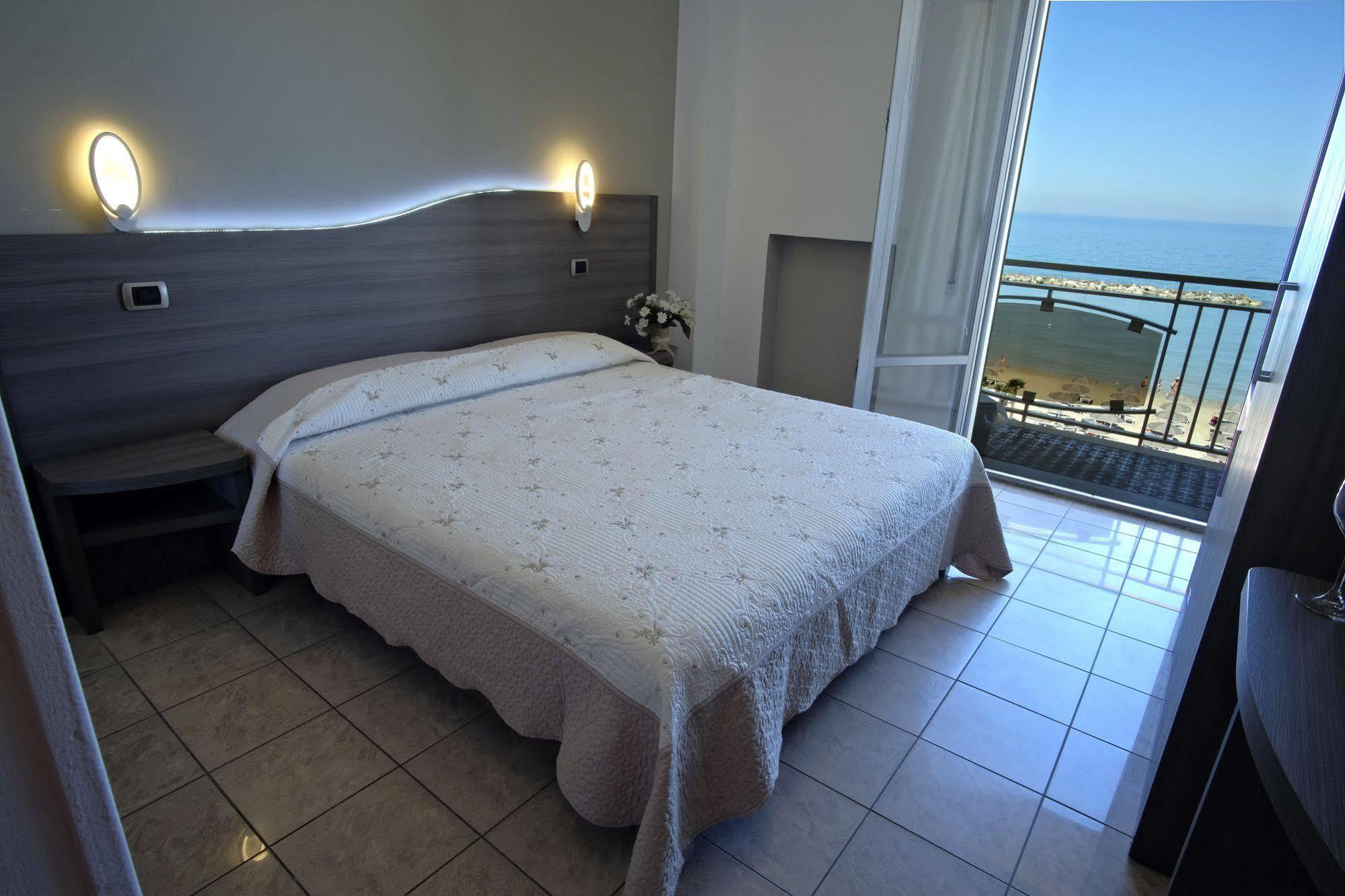 Hotel La Perla Купра-Мариттима Экстерьер фото